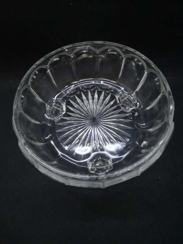 Glass serving bowl on feet