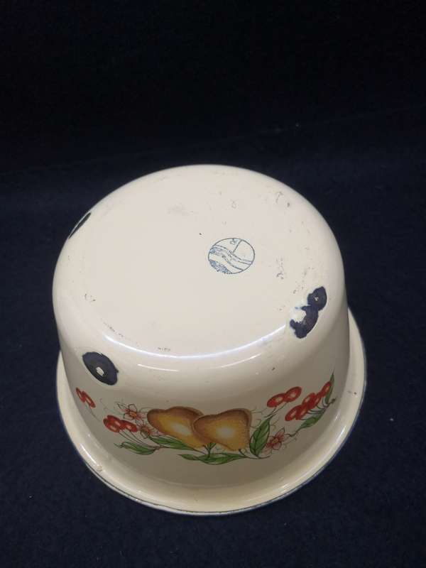 Vintage enamel bowl with lid