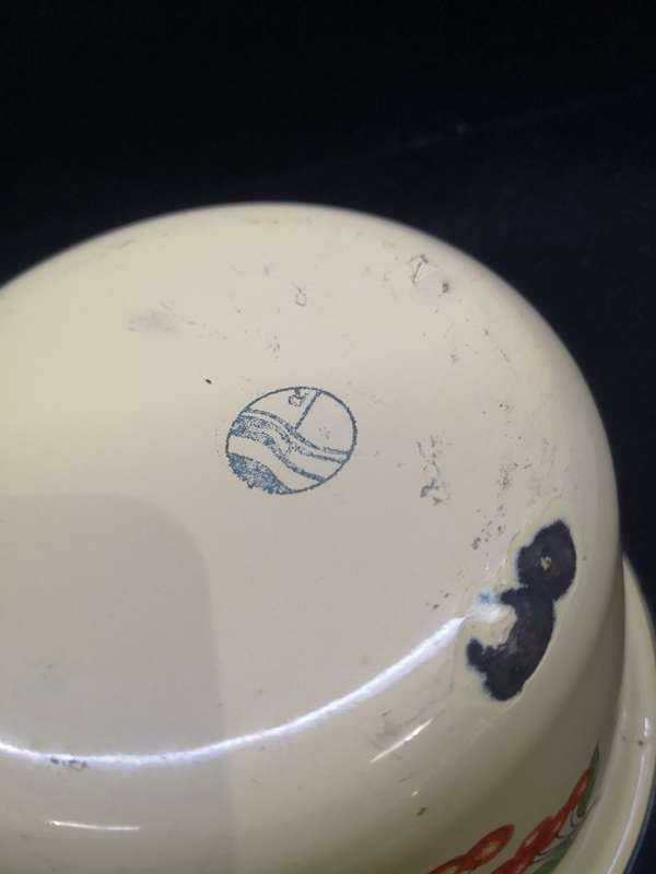 Vintage enamel bowl with lid