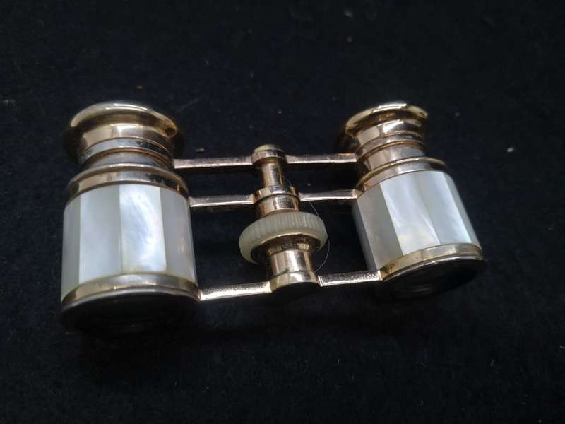 Antique opera binoculars Mother of pearl and brass in carry case