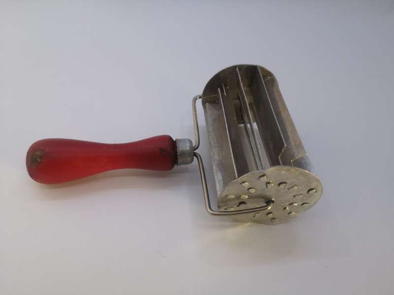 Koeksuster cutter red wooden handle