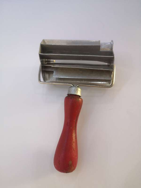 Koeksuster cutter red wooden handle