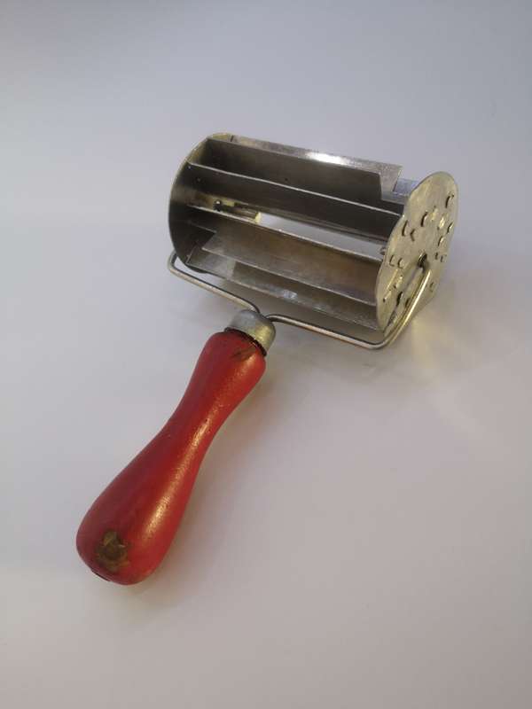 Koeksuster cutter red wooden handle