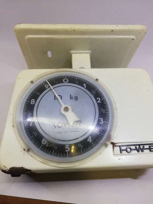 Tower kitchen scale
