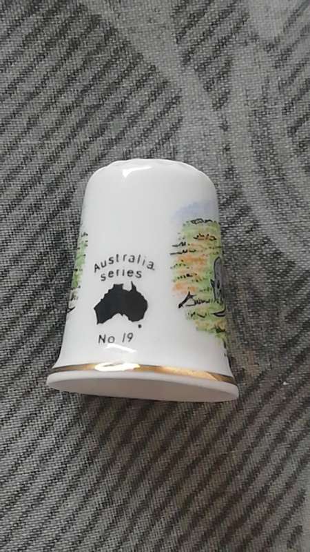 Australia porcelain thimble Pan Arts Australia series no 19
