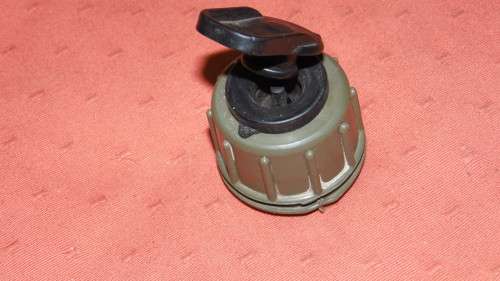 WATER BOTTLE LID WITH GAS MASK FITTING