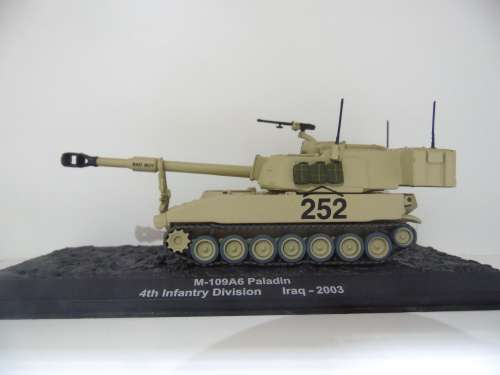 COMBAT TANK COLLECTION 94 M-109A6 PALADIN 2003 MODEL AND BOOK