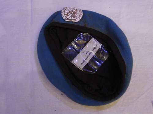 UN BERET SIZE 7 3/8 AND BADGE