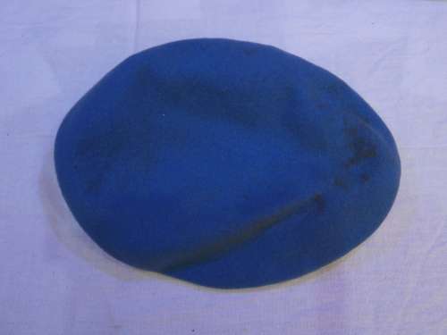 UN BERET SIZE 7 3/8 AND BADGE