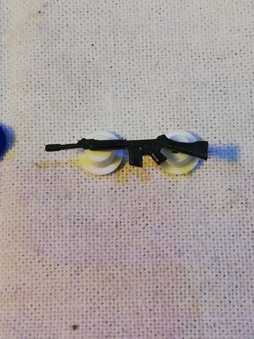 BRONZE SHOOTING BADGE GUN (PINS 5MM SHORT BETWEEN  STANDARD BACK PLATE HOLES)