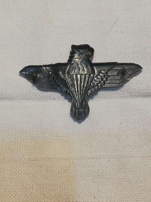 44 PARACHUTE BATTALION CAP BADGE (BADGE BENT 1 PIN MISSING)