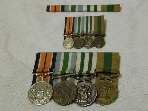 GROUP OF 4 MEDALS WITH MINIATURE SET AND MEDAL BAR BLOCKEDI