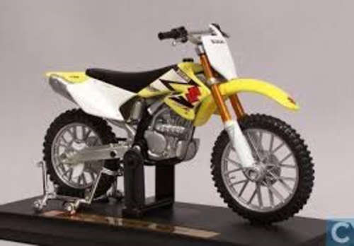 Suzuki RM-Z 250 by Maisto:  Scale 1:18 - Late Entry