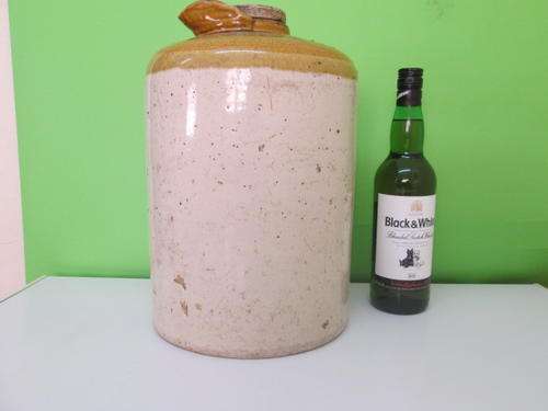 EARTENWARE JAR. ANTIQUE. WITH ORIGINAL CAP. IDEAL FOR MAKING YOHGURT/SUURMELK/AMAZI.
