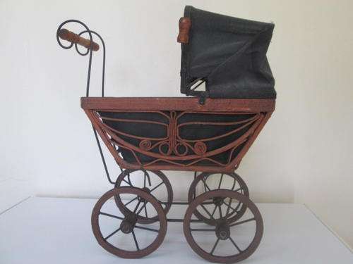 ANTIQUE TOY PRAM. IN GOOD CONDITION. 440X400X250. TRULY A LOVELY PIECE.