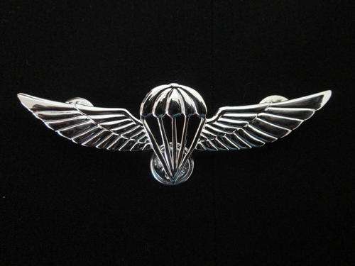 ISRAELI DEFENCE FORCE EMBLEM FOR QUALIFIED PARATROOPER. THIS IS NOT A REPLICA.