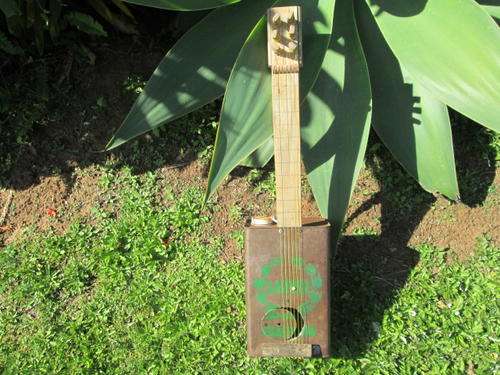 BLIK KITAAR. TIN GUITHAR. "Can play three blind mice" but more for ornamental purposes.