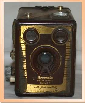 VINTAGE BROWNIE SIX-20 CAMERA MODEL F