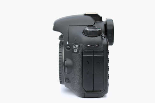 CANON 7D BODY + CANON EF-S 60mm f2.8 MACRO LENS
