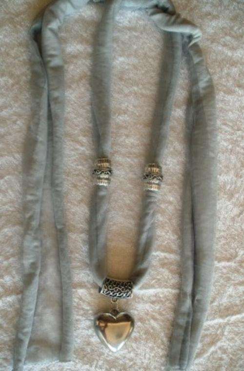 **NEW ARRIVAL** grey scarf and heart pendant ** STUNNING!!