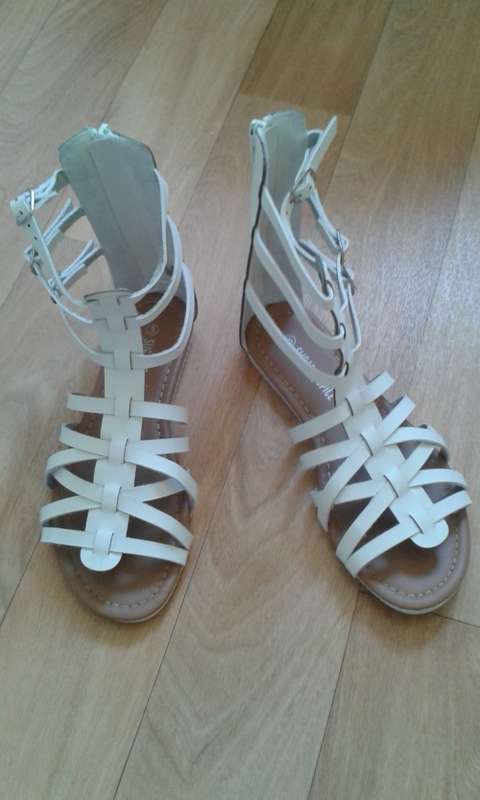 GLADIATOR STYLE WHITE SANDALS - LIKE NEW!!
