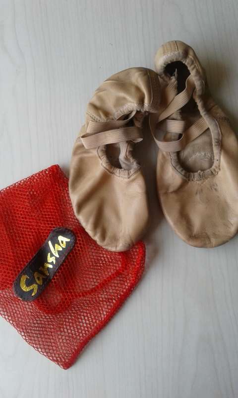 SANSHA LEATHER SPLIT SOLE BALLET SHOES and MESH BAG