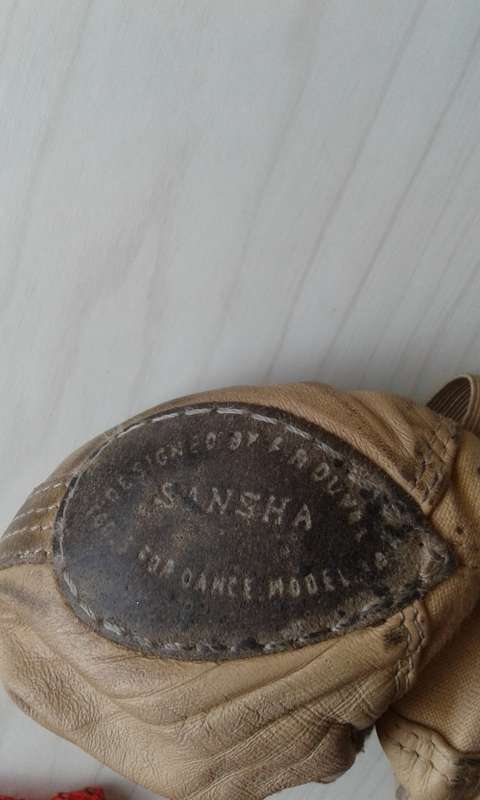 SANSHA LEATHER SPLIT SOLE BALLET SHOES and MESH BAG
