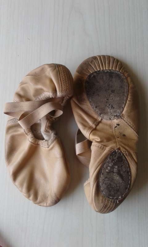 SANSHA LEATHER SPLIT SOLE BALLET SHOES and MESH BAG