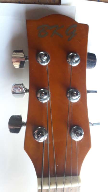 BKG GUITAR LIKE NEW ''FREE COURIER''