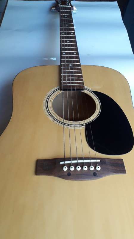 BKG GUITAR LIKE NEW ''FREE COURIER''
