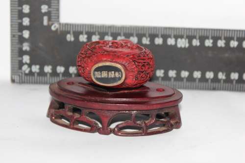 STUNNING CHINESE CINNABAR PORCELAIN SNUFF BOTTLE WITH HAND CARVED WOODEN BASE IN EXCELLENT CONDITION