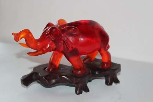 GORGEOUS CHINESE HAND CARVED AMBER ELEPHANT ON CARVED WOODEN BASE CIRCA 1940s 13.5CM LONG