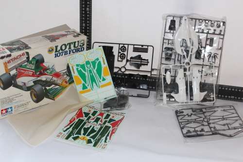 COMPLETE TAMIYA 1993 TEAM LOTUS 107B FORD MODEL KIT EXCELLENT CONDITION WITH ALL PARTS