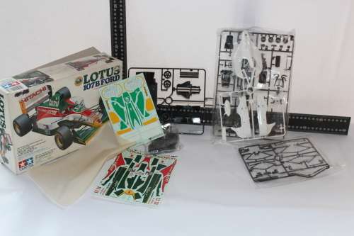 COMPLETE TAMIYA 1993 TEAM LOTUS 107B FORD MODEL KIT EXCELLENT CONDITION WITH ALL PARTS