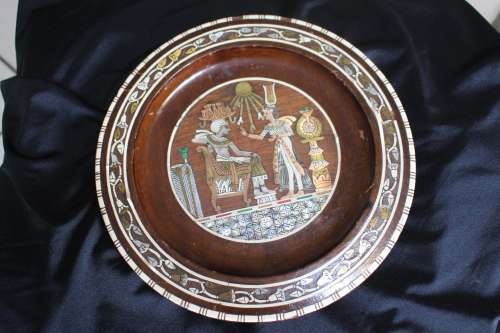 1970S EGYPTIAN OLIVE WOOD PLATE WITH INTRICATE INLAYS OF MOTHER OF PEARL IVORY AND VARIOUS METALS