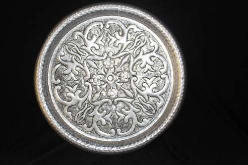 VINTAGE HAND HAMMERED WHITE METAL SERVING TRAY 41CM DIAMETER