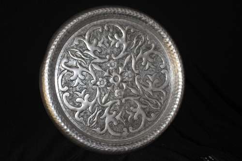 VINTAGE HAND HAMMERED WHITE METAL SERVING TRAY 41CM DIAMETER