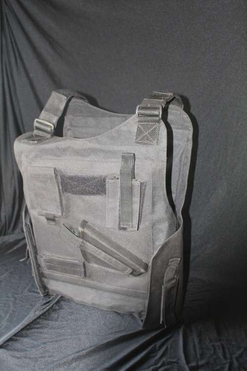 TACTICAL VEST/FLACK JACKET IN ALMOST NEW CONDITION ONE SIZE FITS MOST WITH POUCHES FOR STEEL ARMOUR