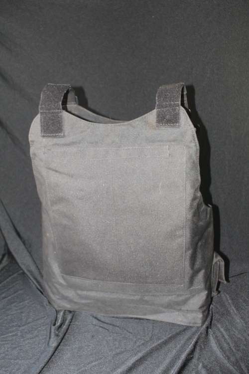 TACTICAL VEST/FLACK JACKET IN ALMOST NEW CONDITION ONE SIZE FITS MOST WITH POUCHES FOR STEEL ARMOUR