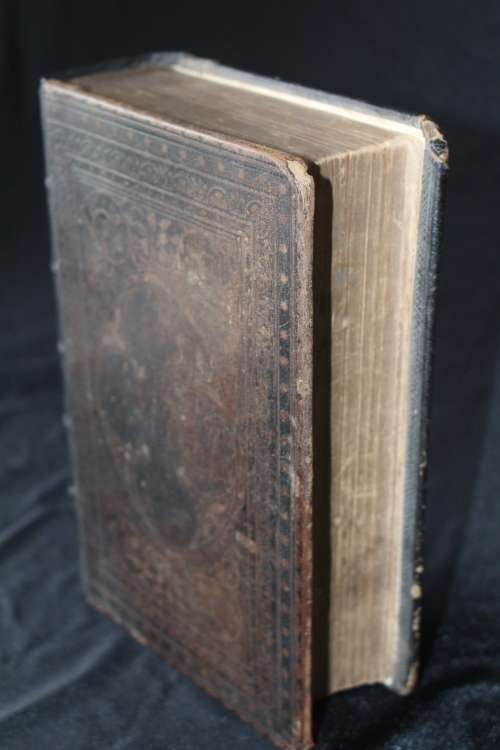 STUNNING ANTIQUE 1830'S EMBOSSED LEATHER BOUND KING JAMES BIBLE WITH GILT EDGING