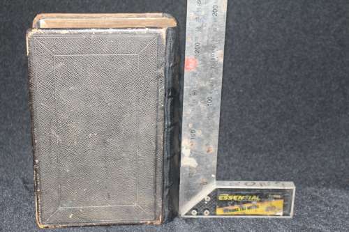 STUNNING ANTIQUE 1830'S EMBOSSED LEATHER BOUND KING JAMES BIBLE WITH GILT EDGING