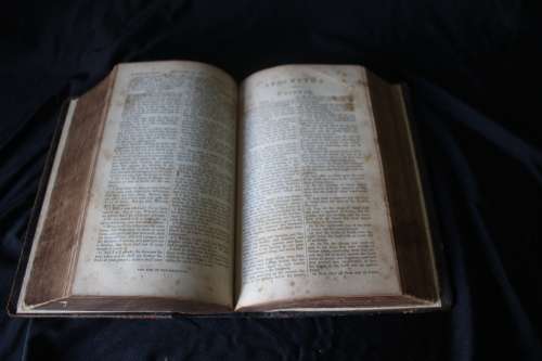 STUNNING ANTIQUE 1830'S EMBOSSED LEATHER BOUND KING JAMES BIBLE WITH GILT EDGING