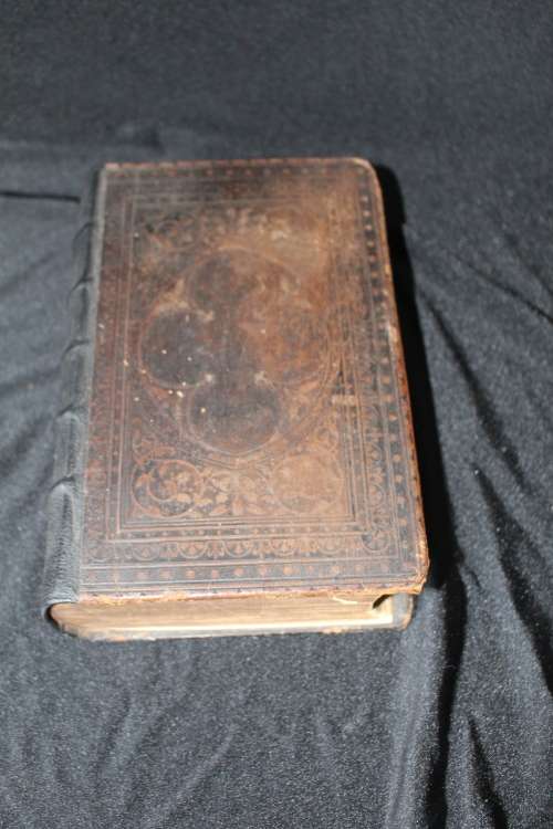 STUNNING ANTIQUE 1830'S EMBOSSED LEATHER BOUND KING JAMES BIBLE WITH GILT EDGING