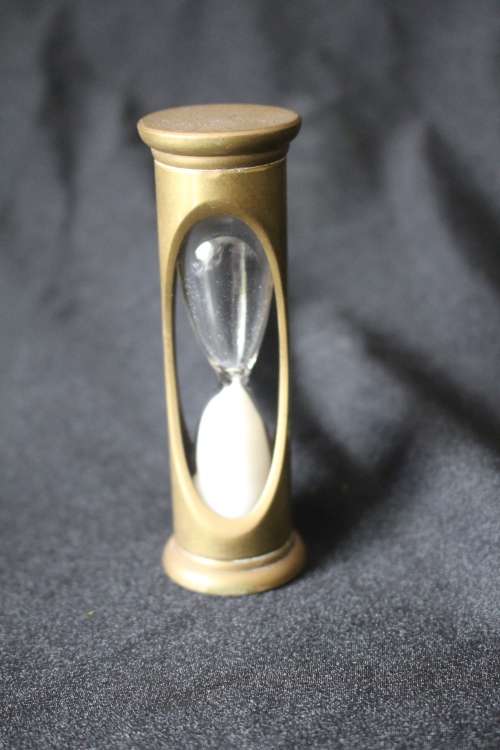 ANTIQUE VICTORIAN HAND BLOWN HOUR GLASS EGG TIMER WITH SOLID BRASS HOUSING CIRCA LATE 1800'S