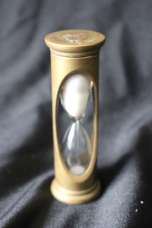 ANTIQUE VICTORIAN HAND BLOWN HOUR GLASS EGG TIMER WITH SOLID BRASS HOUSING CIRCA LATE 1800'S