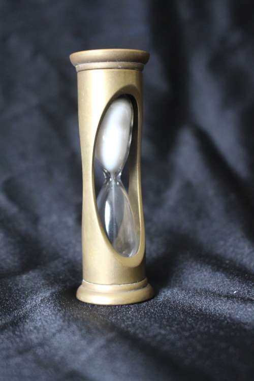 ANTIQUE VICTORIAN HAND BLOWN HOUR GLASS EGG TIMER WITH SOLID BRASS HOUSING CIRCA LATE 1800'S