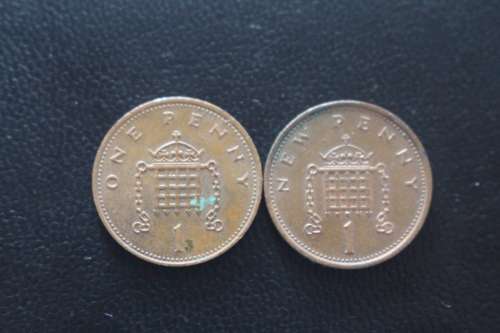 INCREDIBLY RARE PAIR OF U.K PENNIES 1980 AND 1982