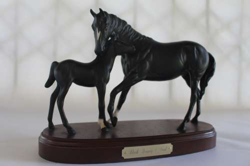 STUNNING LARGE ORIGINAL ROYAL DOULTON BLACK BEAUTY AND FOAL IN MINT CONDITION
