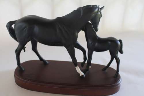 STUNNING LARGE ORIGINAL ROYAL DOULTON BLACK BEAUTY AND FOAL IN MINT CONDITION