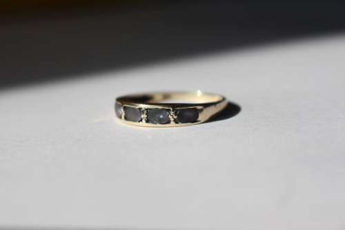 Vintage 9carat Solid Gold Ring set with 4oval Tanzanites and 2round Diamonds, 1.53 grams